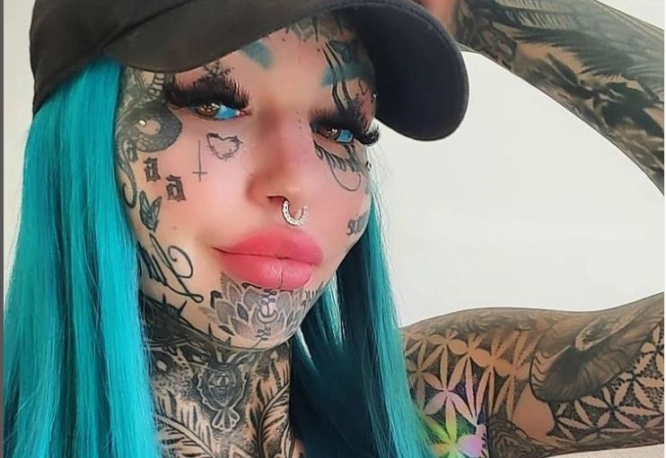 Influencer que quedó ciega tras tatuarse los ojos muestra cambio radical: tiene el 98% del cuerpo tatuado