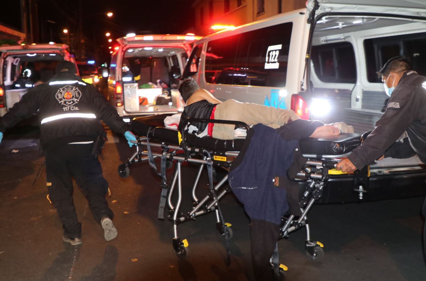 Uno de los tres heridos en la cevichería de San Pedro Ayampuc, en la que además hubo tres muertos. (Foto Prensa Libre: Bomberos Voluntarios)