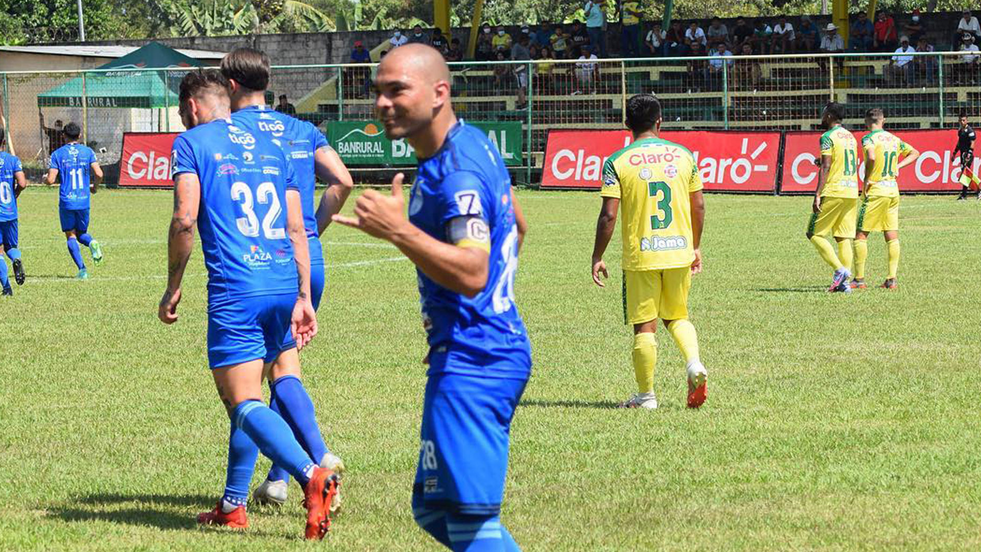 El jugador de Cobán Imperial Janderson Pereira (centro) festeja la segunda anotación de los suyos frente a Nueva Concepción. (Foto Prensa Libre: Facebook)