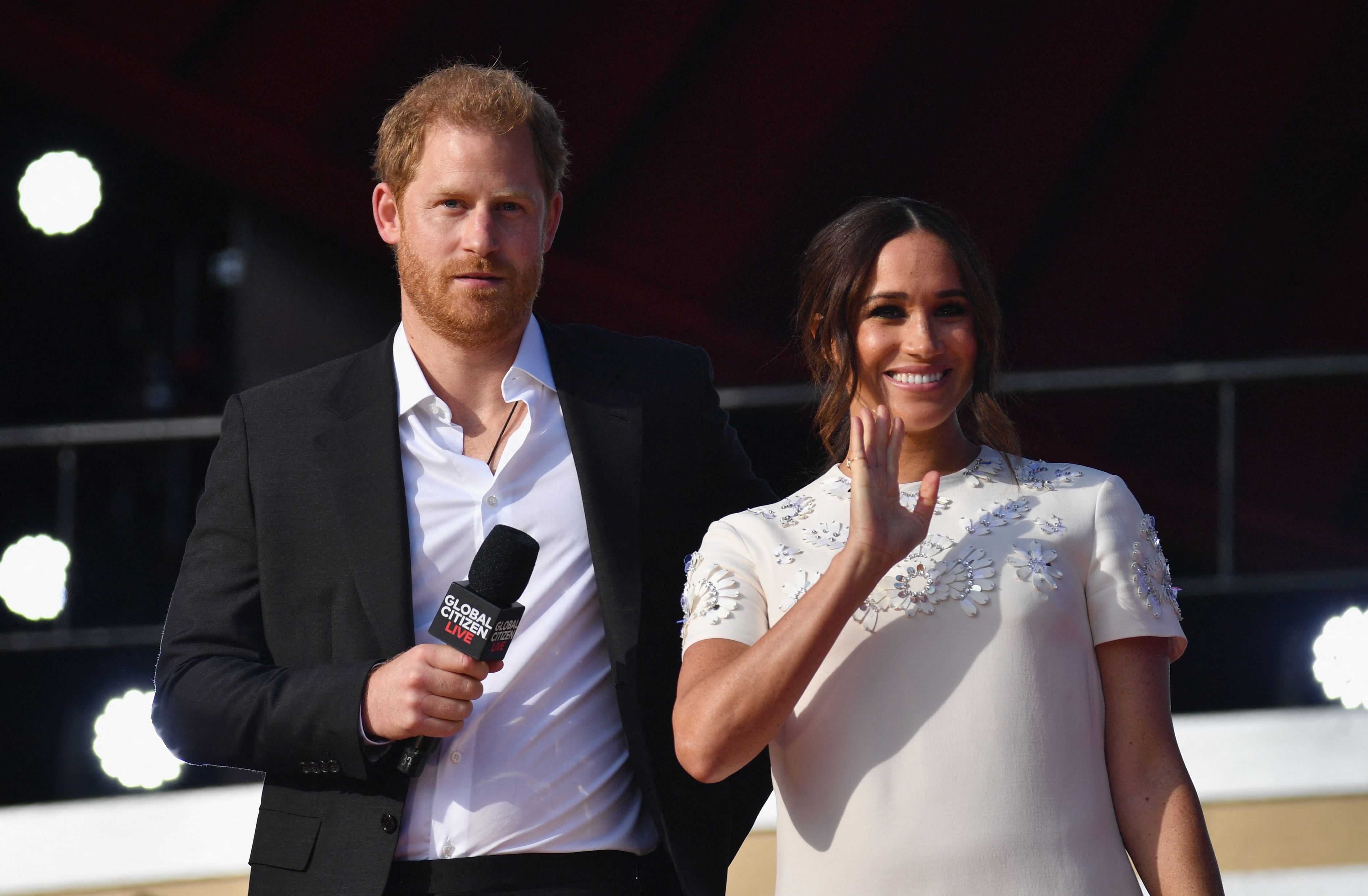 El príncipe Harry y Meghan Markle  dan su apoyo a Ucrania. (Foto Prensa Libre: Angela Weiss / AFP)