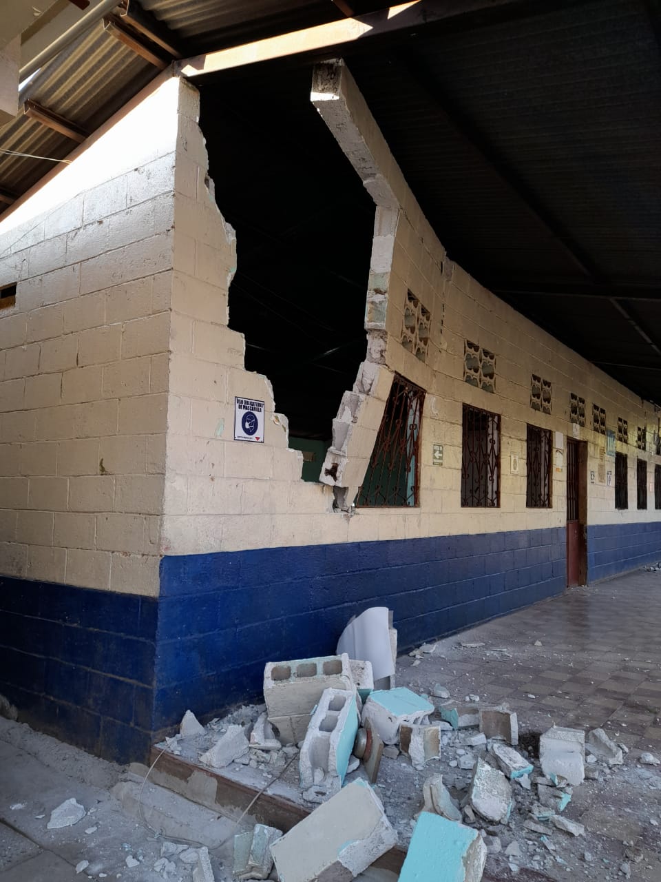 Paredes de Escuela de Coatepeque caídas