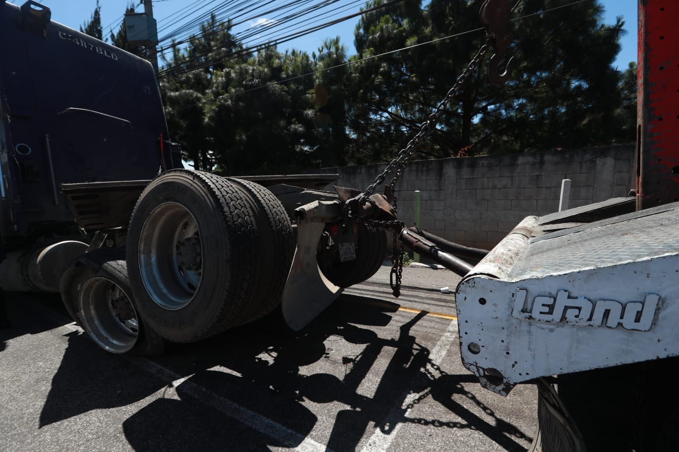 Trailer llevado por grúa