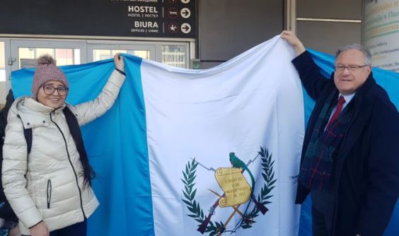 Cónsul Honorario de Guatemala en Varsovia, Stefan Assanowicz, recibe a María de los Ángeles Rustrián, la primera guatemalteca evacuada de Ucrania. (Foto Prensa Libre: Minex)