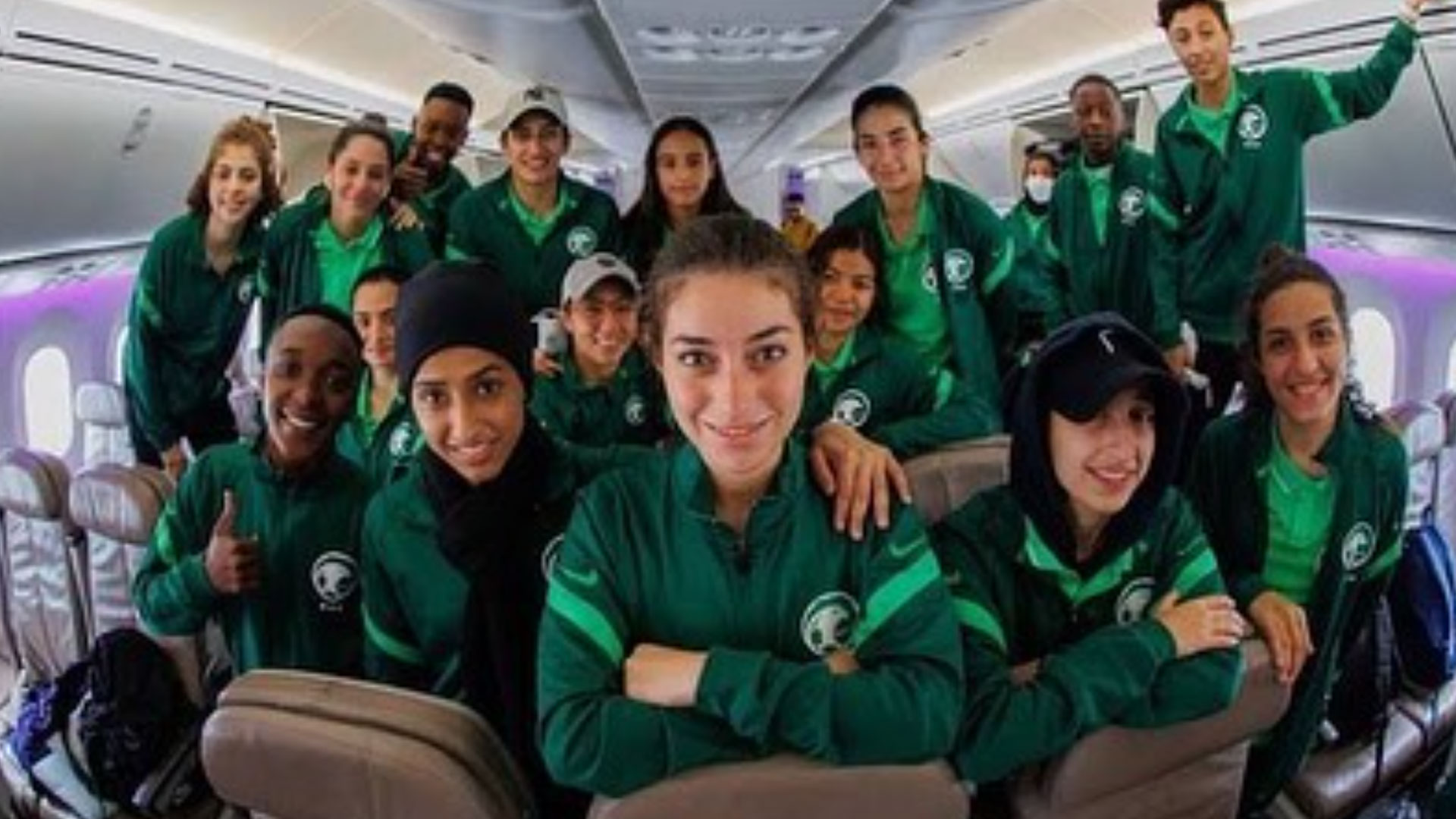 Las seleccionadas de Arabia Saudita recibieron la felicitación de Pelé por su primer partido en la historia. (Foto Prensa Libre: Instagram)