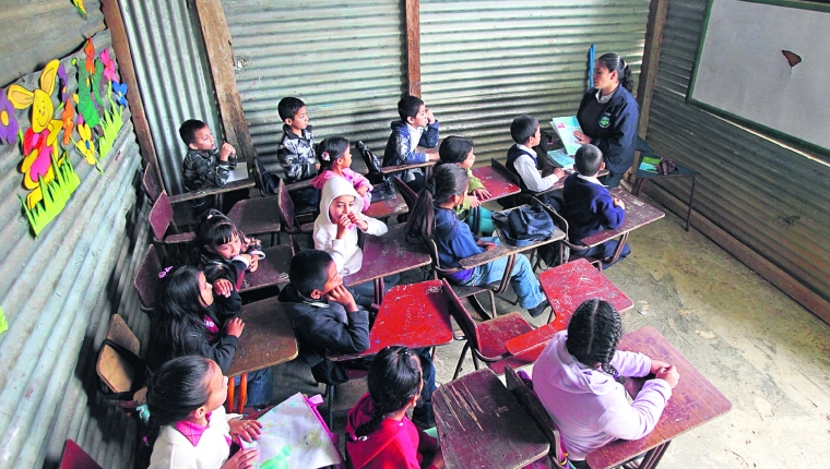 Los estudiantes del sector público solo pueden regresar a las aulas si no están en alerta roja. (Foto Prensa Libre: Hemeroteca PL)