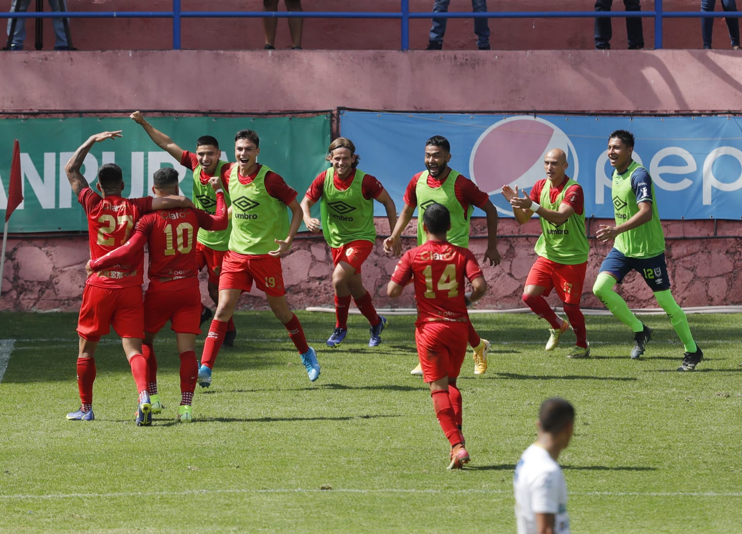 Así festejaron los jugadores de Municipal en el Clásico 319 frente a los cremas. (Foto Prensa Libre: Esbin García)