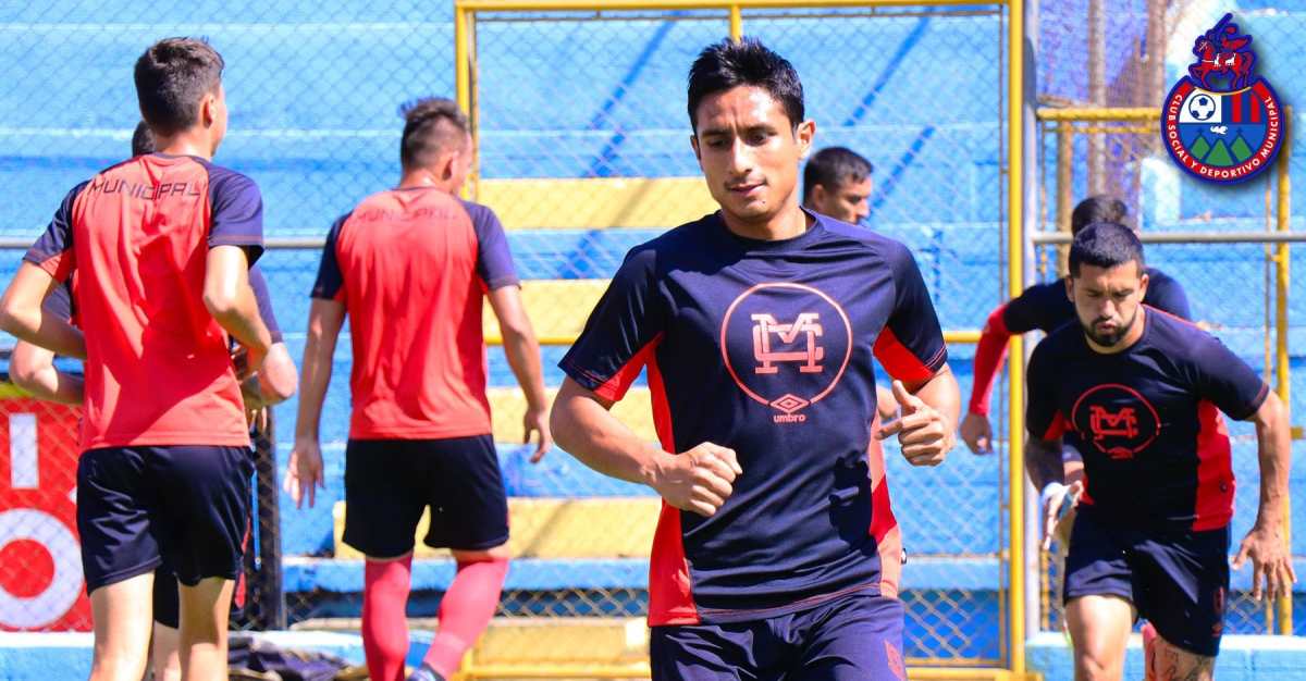 Los jugadores de Municipal, durante la práctica en El Trébol, previo a afrontar el Clásico 319 contra Comunicaciones. (Foto Prensa Libre: @Rojos_Municipal)