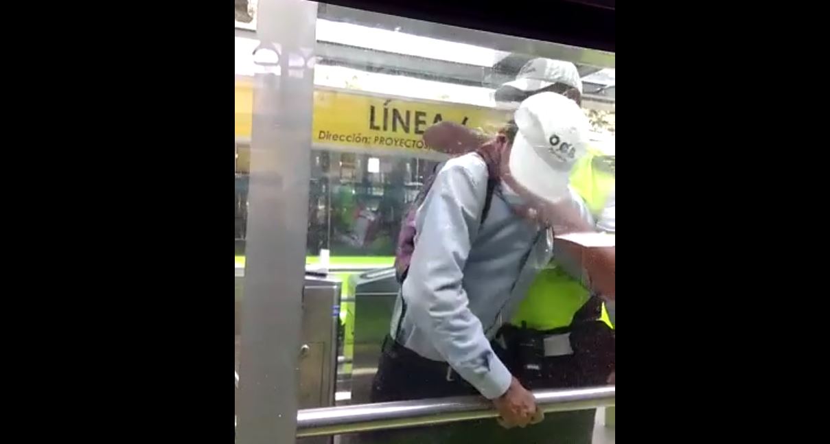 Un usuario captó el momento del altercado en una estación del Transmetro. 