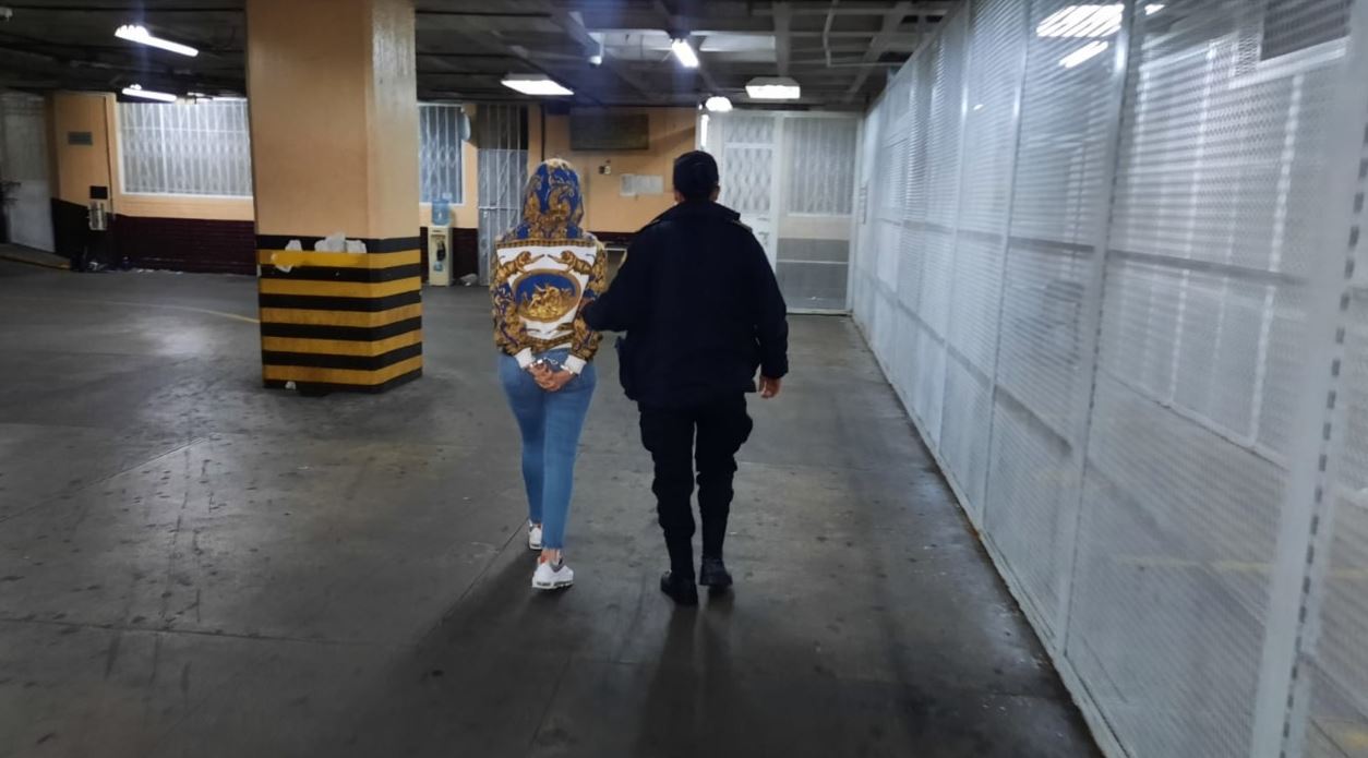 Zarina Lucía Guiraldo Oquendo, de Colombia, capturada cuando conducía una camioneta agrícola con reporte de robo en México. (Foto Prensa Libre: PNC)