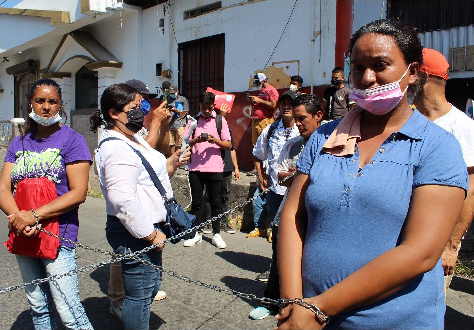 Migrantes centroamericanos protestaron realizando un viacrusis en la ciudad de Tapachula en el este de Chiapas, México. (Foto Prensa Libre: EFE)