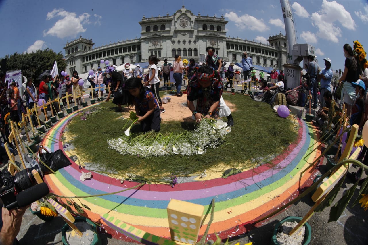 El Día Internacional de la Mujer fue conmemorado en Guatemala con marchas y plantones. (Foto Prensa Libre: Esbin García)