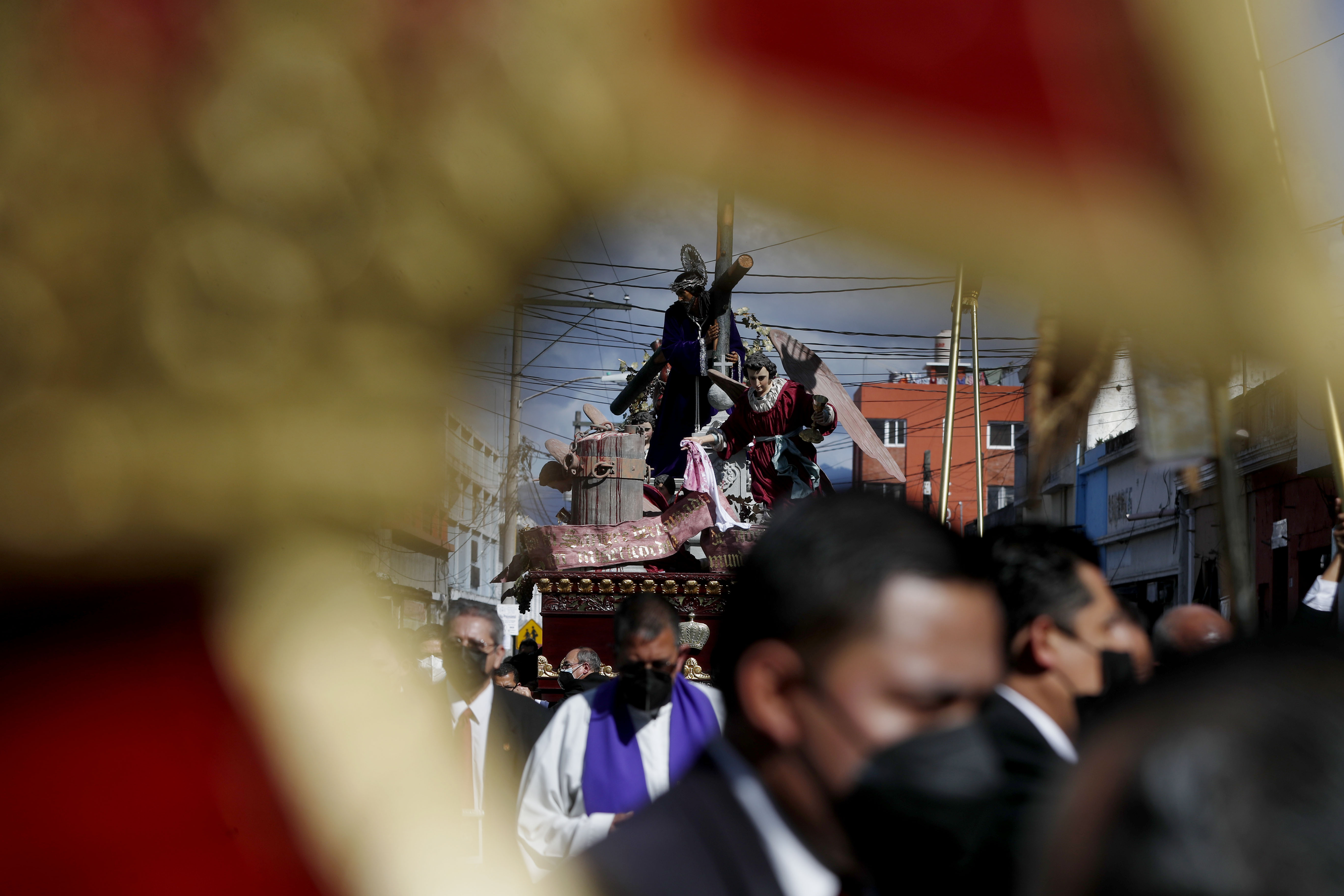 Los expertos temen un repunte de casos ya que en las procesiones el público difícilmente tendrá distanciamiento físico. Fotografía: Prensa Libre/EFE (Esteban Biba).