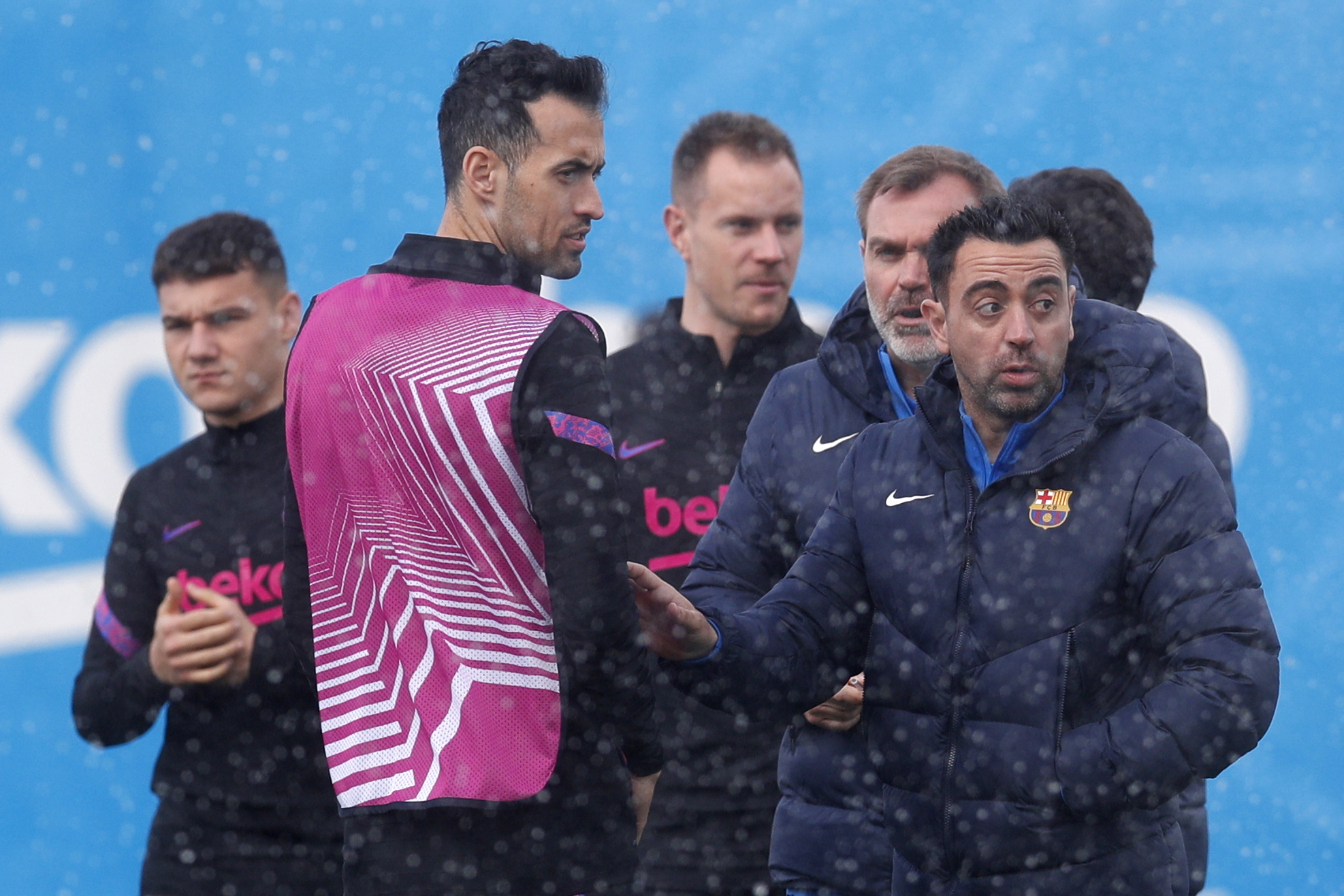 El entrenador del FC Barcelona, Xavi Hernández, conversa con Sergio Busquets (i) durante el entrenamiento que el equipo azulgrana ha realizado este miércoles. (Foto Prensa Libre: EFE)