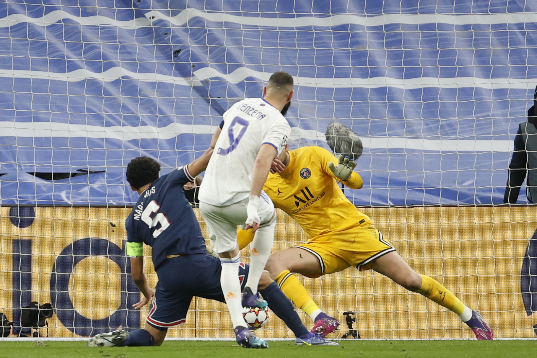 El delantero francés del Real Madrid, Karim Benzema le anota al guardameta italiano Gianluigi Donnarumma. (Foto Prensa Libre: EFE)