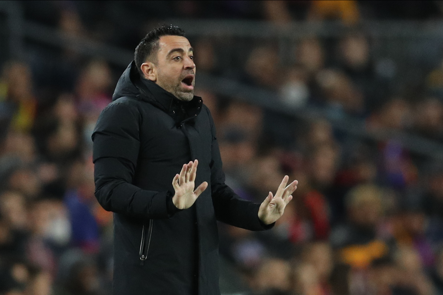 El entrenador del FC Barcelona, Xavi Hernández, durante el partido de ida de los octavos de final de la Liga Europa ante el Galatasaray que disputan hoy jueves en el Camp Nou, en Barcelona. Foto Prensa Libre. EFE.