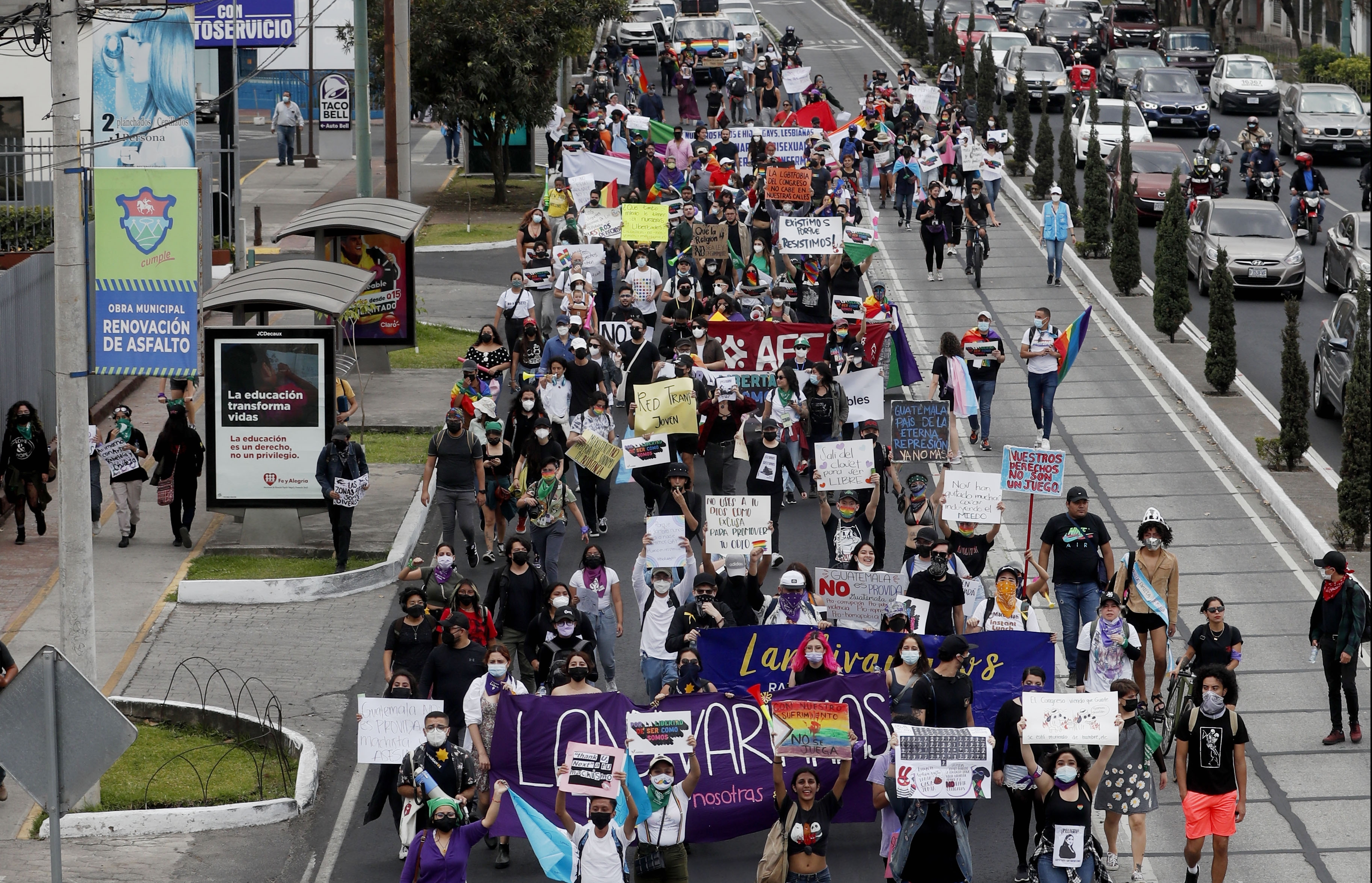 La aprobación de una ley que penalizaba el aborto, prohibía el matrimonio igualitario y regulaba la educación sexual fue motivo de protestas, pero aún existe otra iniciativa similar que no ha sido expuesta a detalle. Fotografía: Prensa Libre/EFE (Esteban Biba).