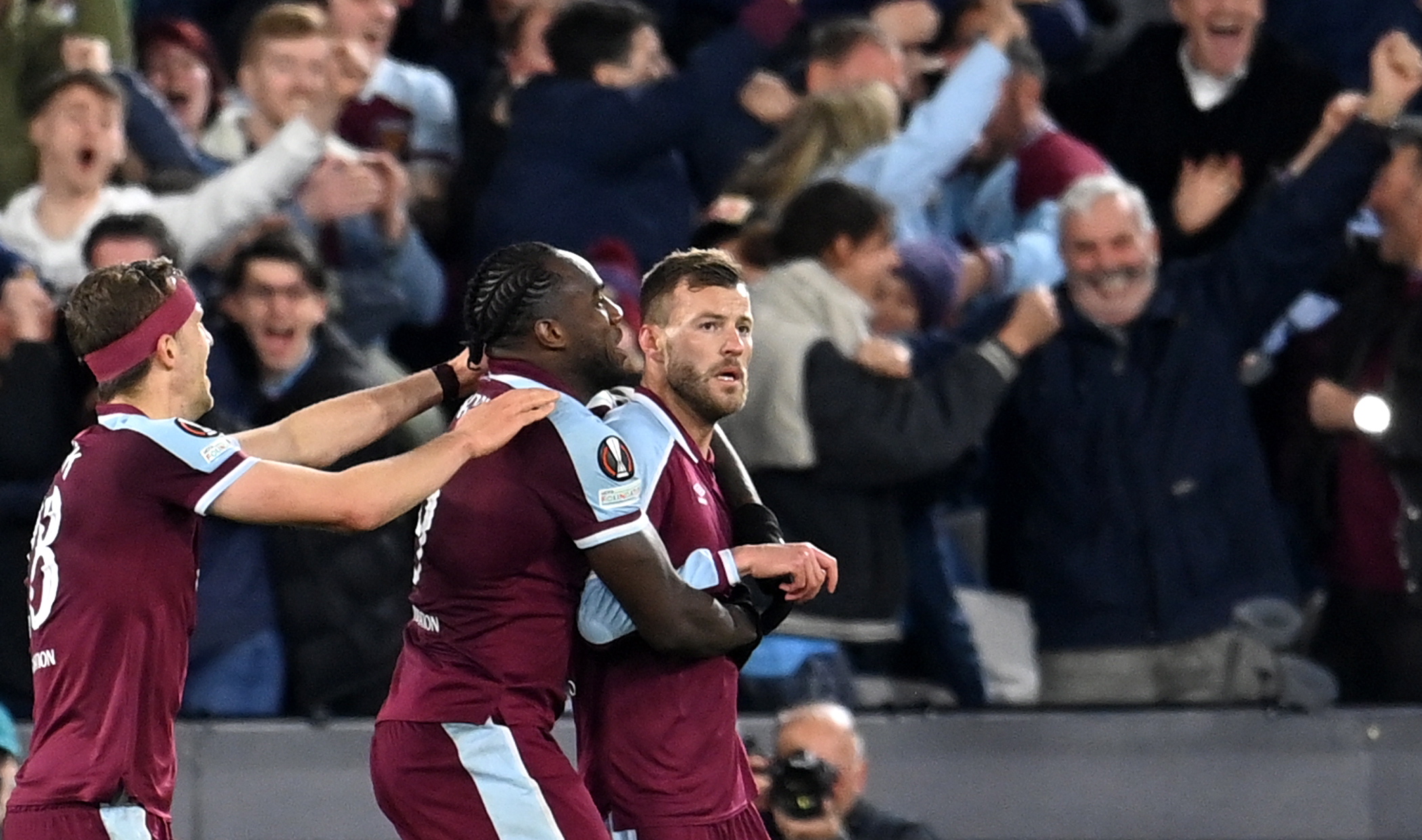 Andriy Yarmolenko (D) del West Ham United celebra con sus compañeros el gol que les dio la clasificación a los cuartos de final de la Europa League. Eliminaron al Sevilla en la prórroga. Foto Prensa Libre: EFE.