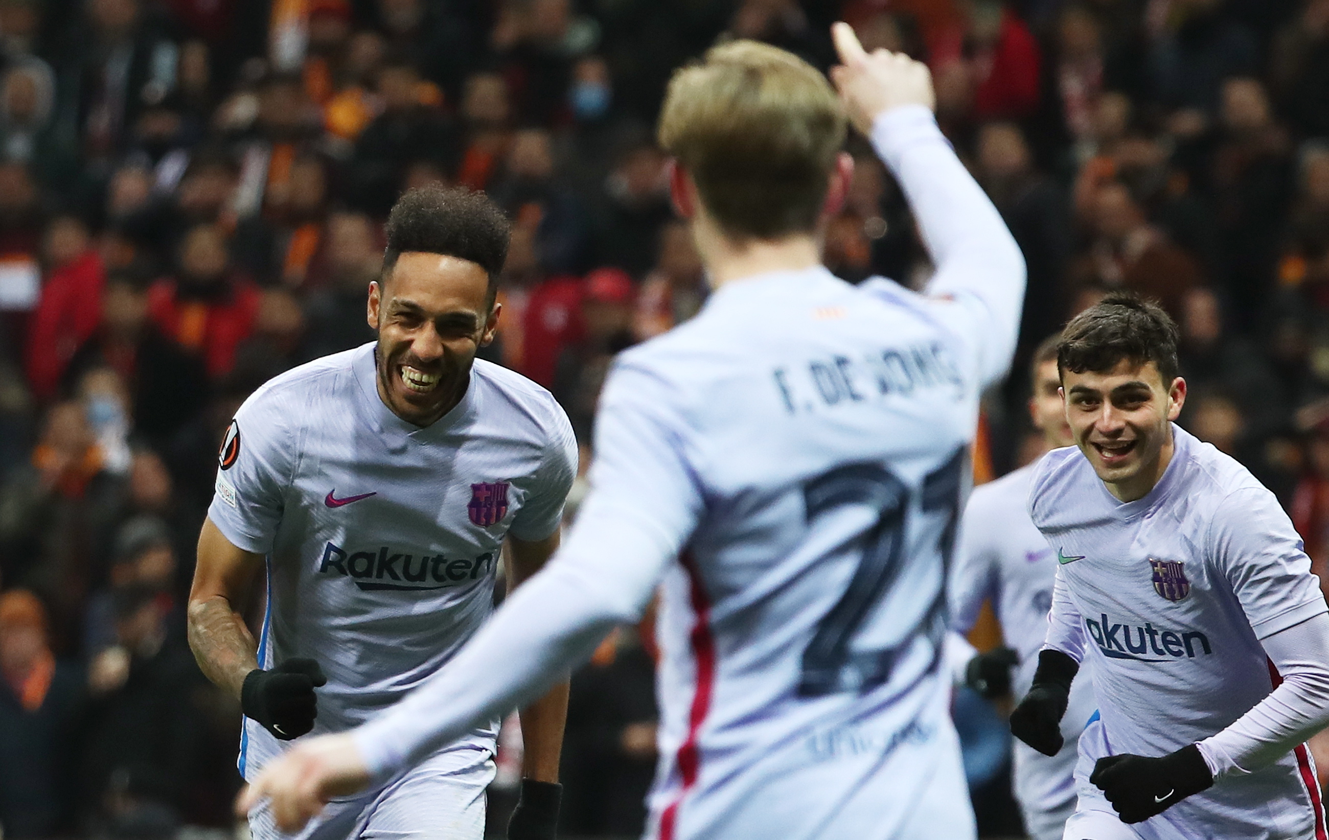 Pierre-Emerick Aubameyang (I) del FC Barcelona celebra con Pedri (d) y Frenkie de Jong después de marcar el gol de la victoria ante el Galatasaray en  Estambul, Turquía. Foto Prensa Libre: EFE.