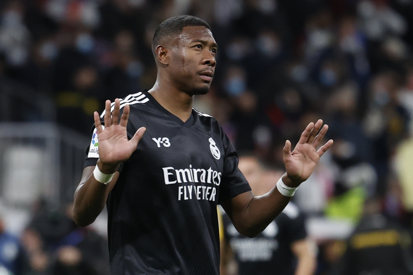 El defensa austriaco del Real Madrid, David Alaba, a la finalización del partido de Liga en Primera División  frente al FC Barcelona. (Foto Prensa Libre: EFE)