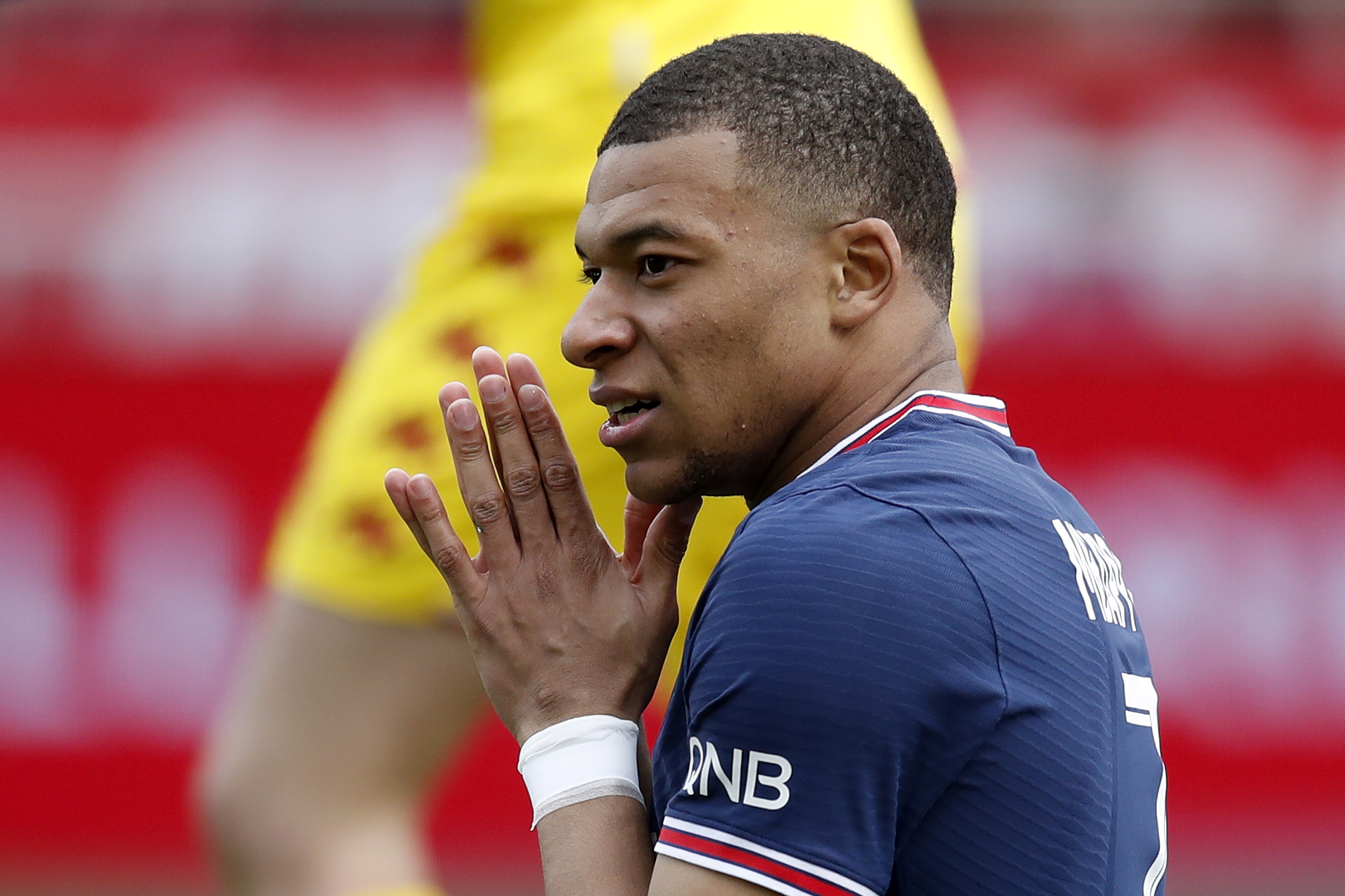 Mbappé se lamenta al fallar una de las pocas ocasiones que generó el PSG (Foto Prensa Libre: EFE)