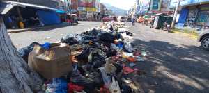 Toneladas de basura se han acumulado en las calles de Quetzaltenango, sin que la Municipalidad pueda solucionar el conflicto entre pobladores de 10 comunidades. (Foto Prensa Libre: Mynor Toc)