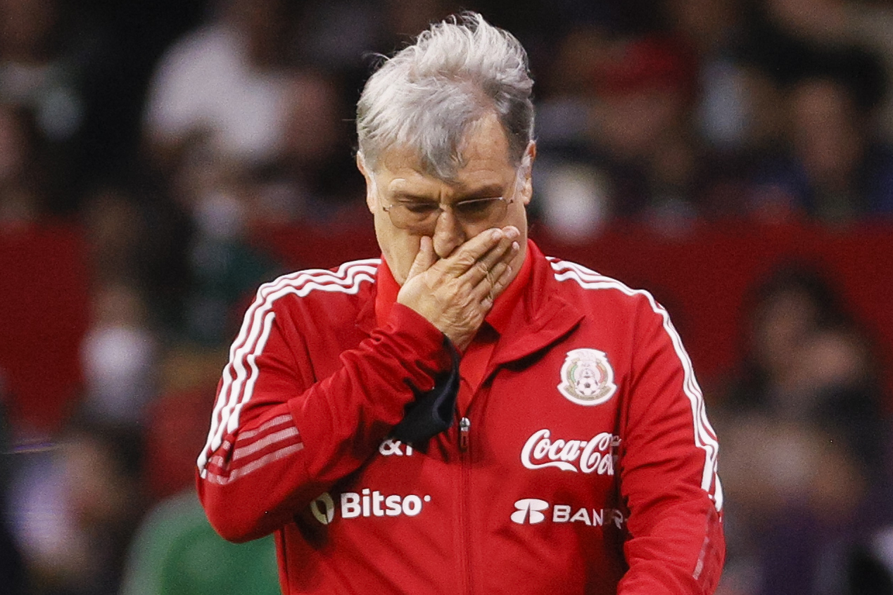 El entrenador de México, Gerardo Daniel Martino durante un partido de las eliminatorias de la Concacaf entre México y Estados Unidos en el estadio Azteca en Ciudad de México (Foto Prensa Libre EFE)