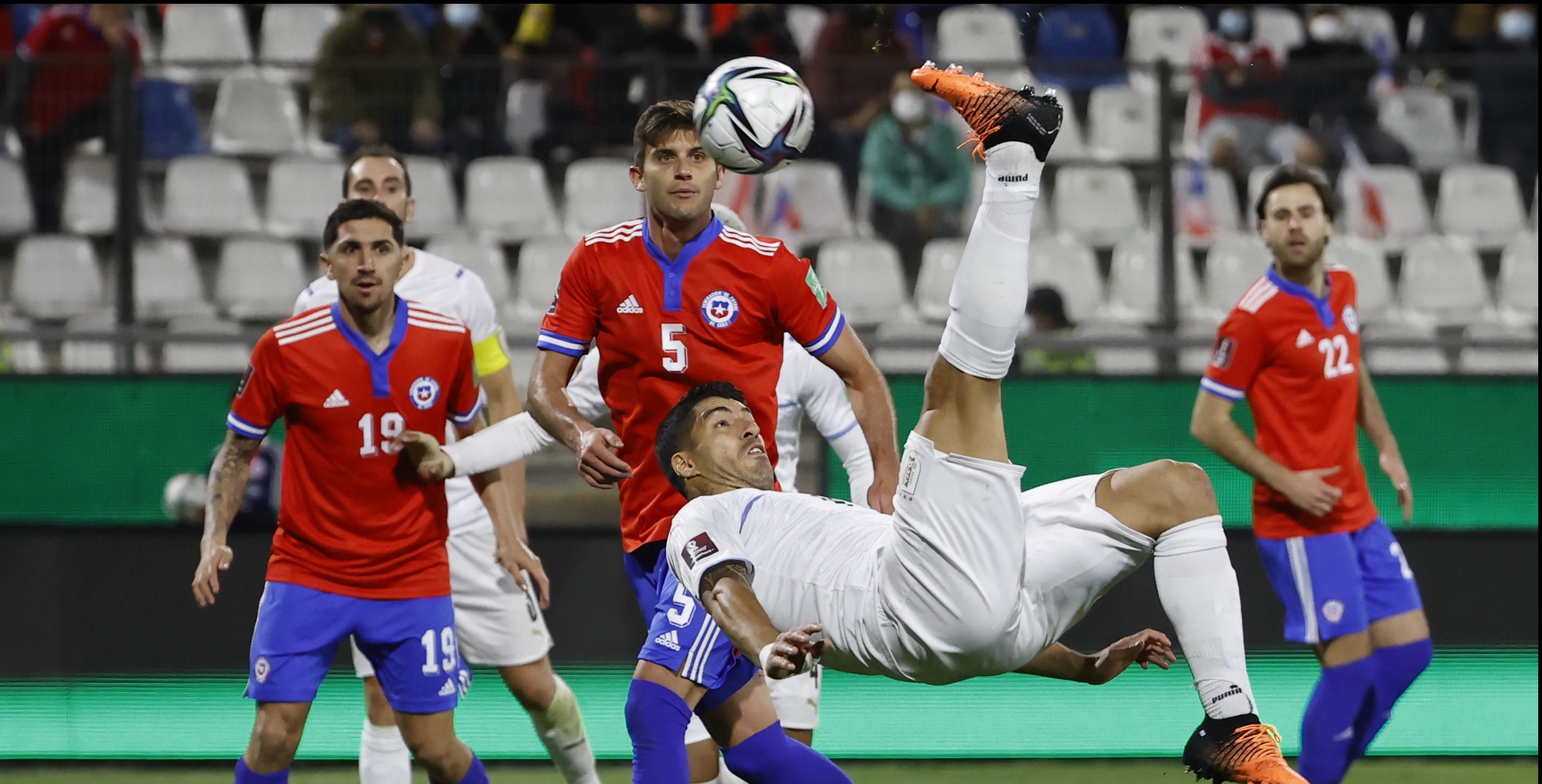 Luis Suárez de Uruguay anota de chilena contra Chile. (Foto Prensa Libre: EFE)