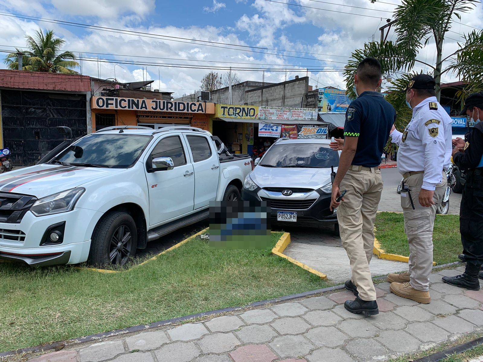 Roberto Estuardo Leyva Carranza murió en el arriate central de la Avenida Simón Bolívar, Morales, Izabal. (Foto Prensa Libre: Dony Stewart)