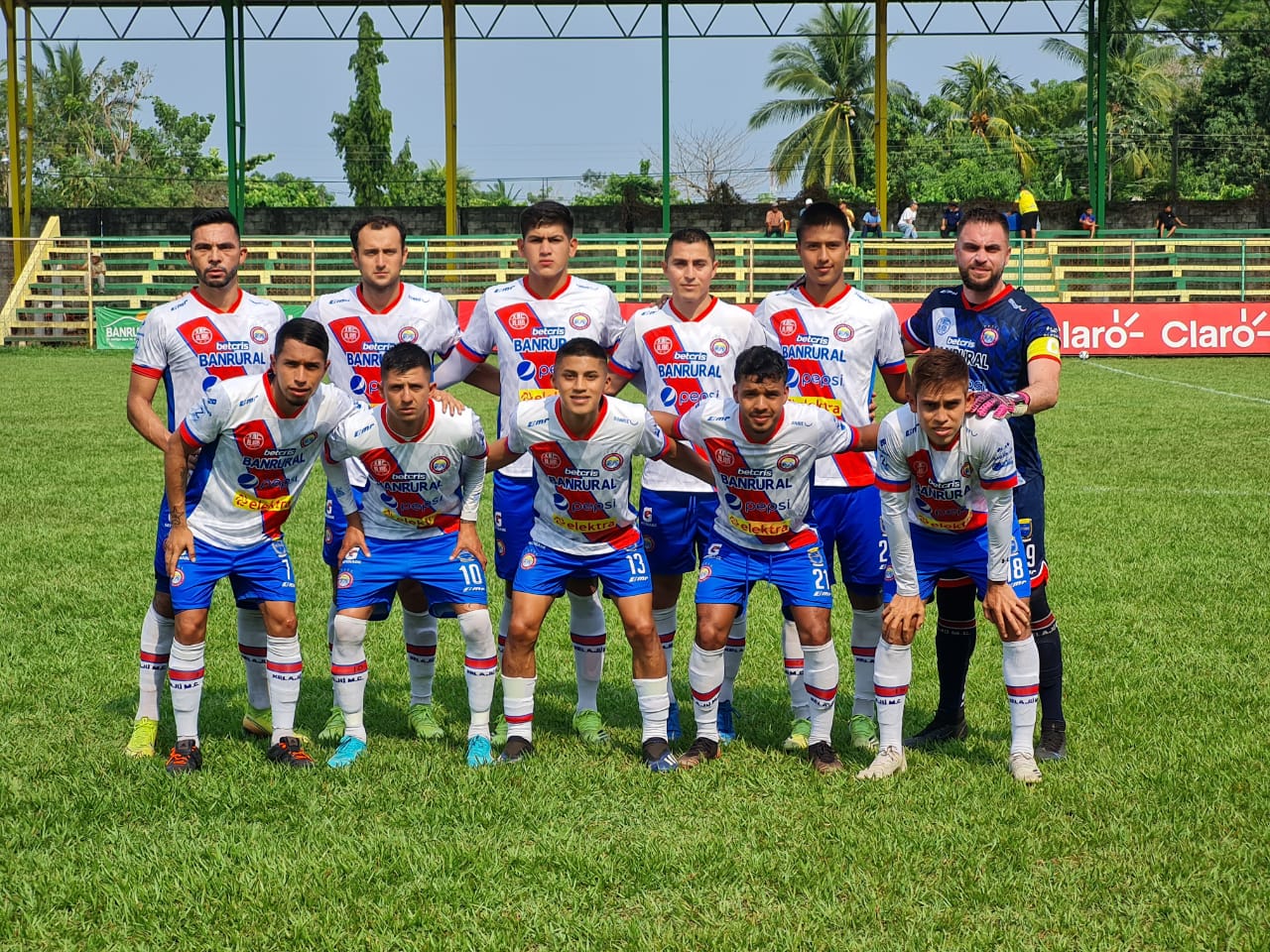 Este fue el once titular de Xelajú que cayó 1-0 en la cancha de la Nueva Concepción. Los chivos han perdido sus últimos cuatro juegos en el torneo Clausura 2022.  Foto CSD Xelajú MC.