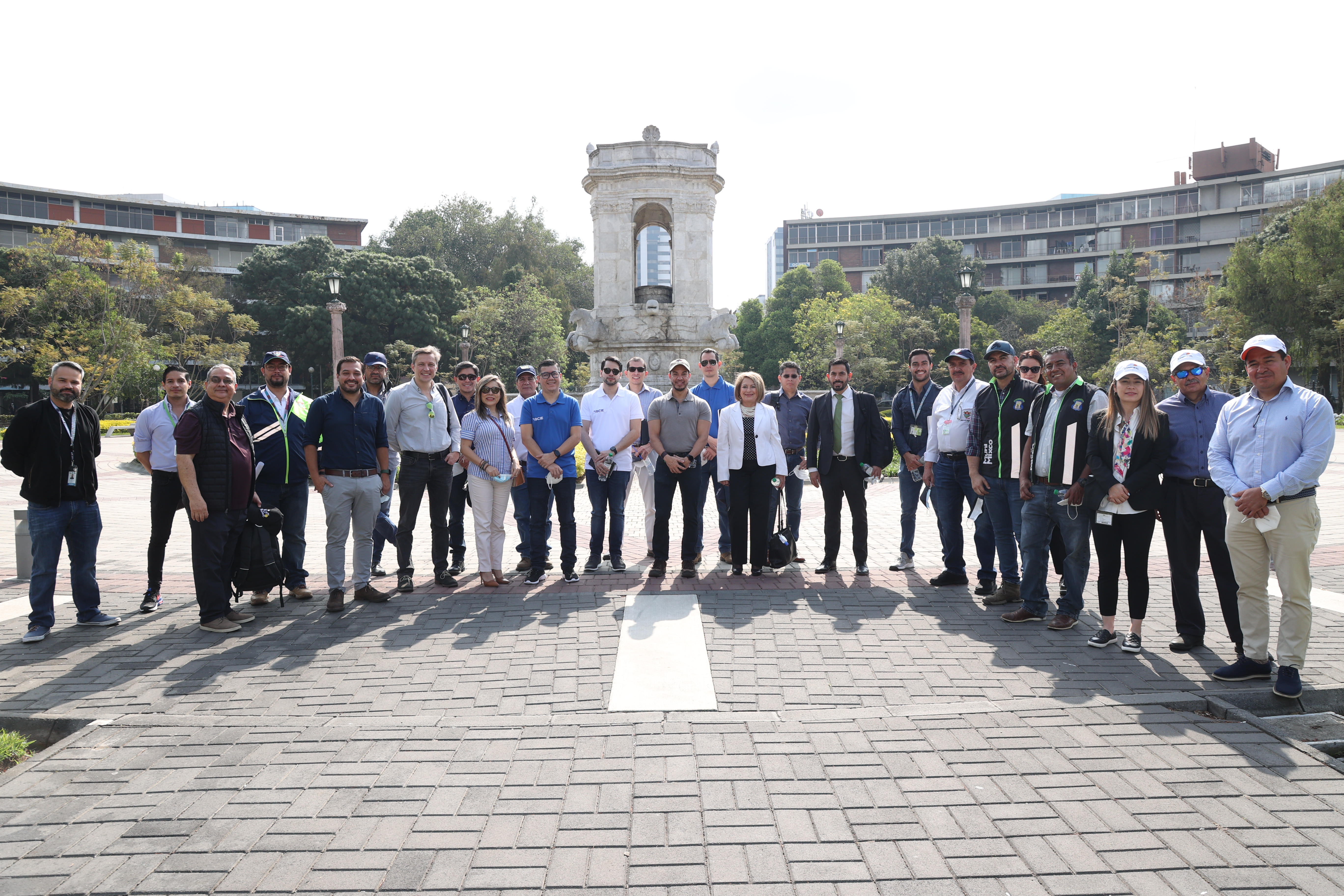 Personeros del Banco Centroamericano de Integración Económica y Banco de Desarrollo Rural, S.A. realizaron la visita técnica del sistema AreoMetro. Foto Prensa Libre: Cortesía.
