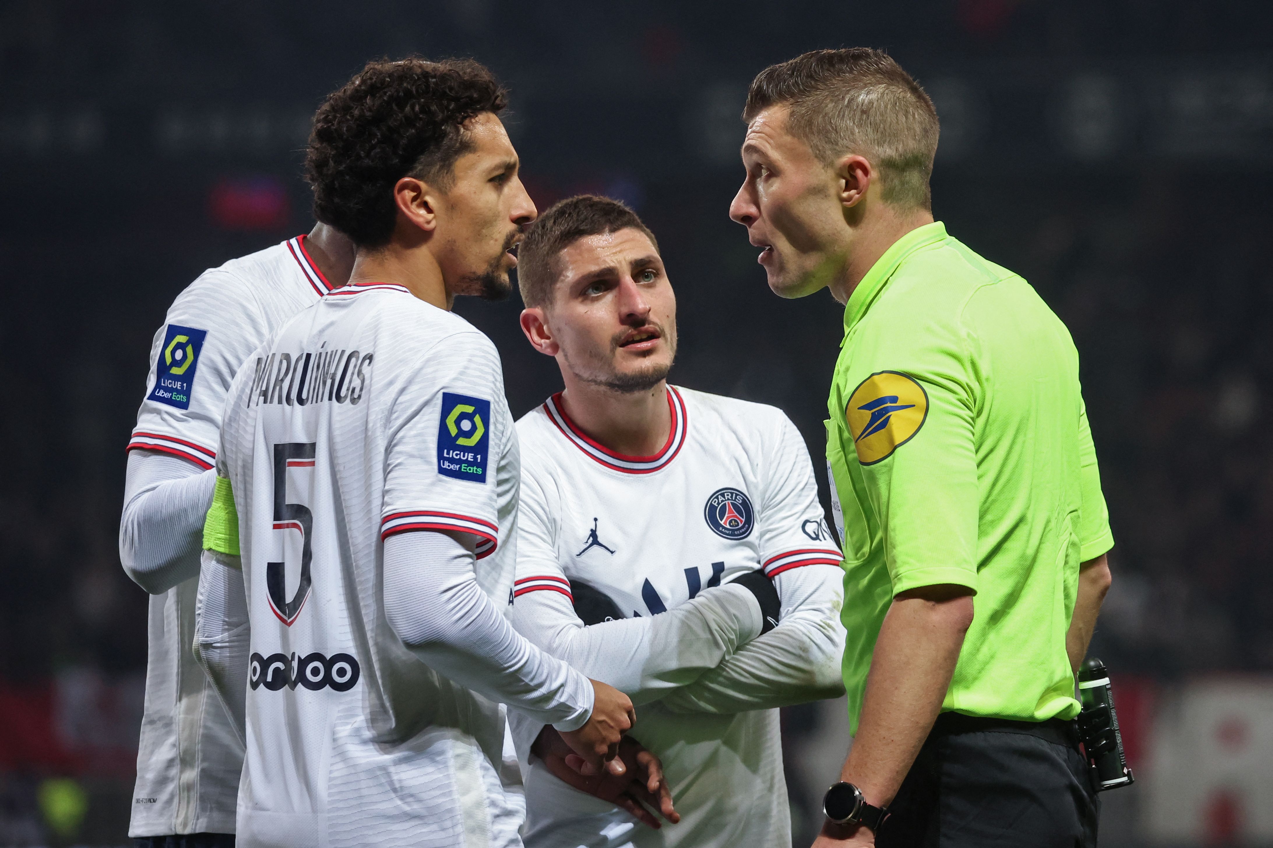 El jugador del Paris Saint-Germain Marquinhos (I) junto al italiano Marco Verratti (c) le hablan al árbitro Willy Delajod durante el enfrentamiento ante el OGC Nice. (Foto Prensa Libre: AFP)