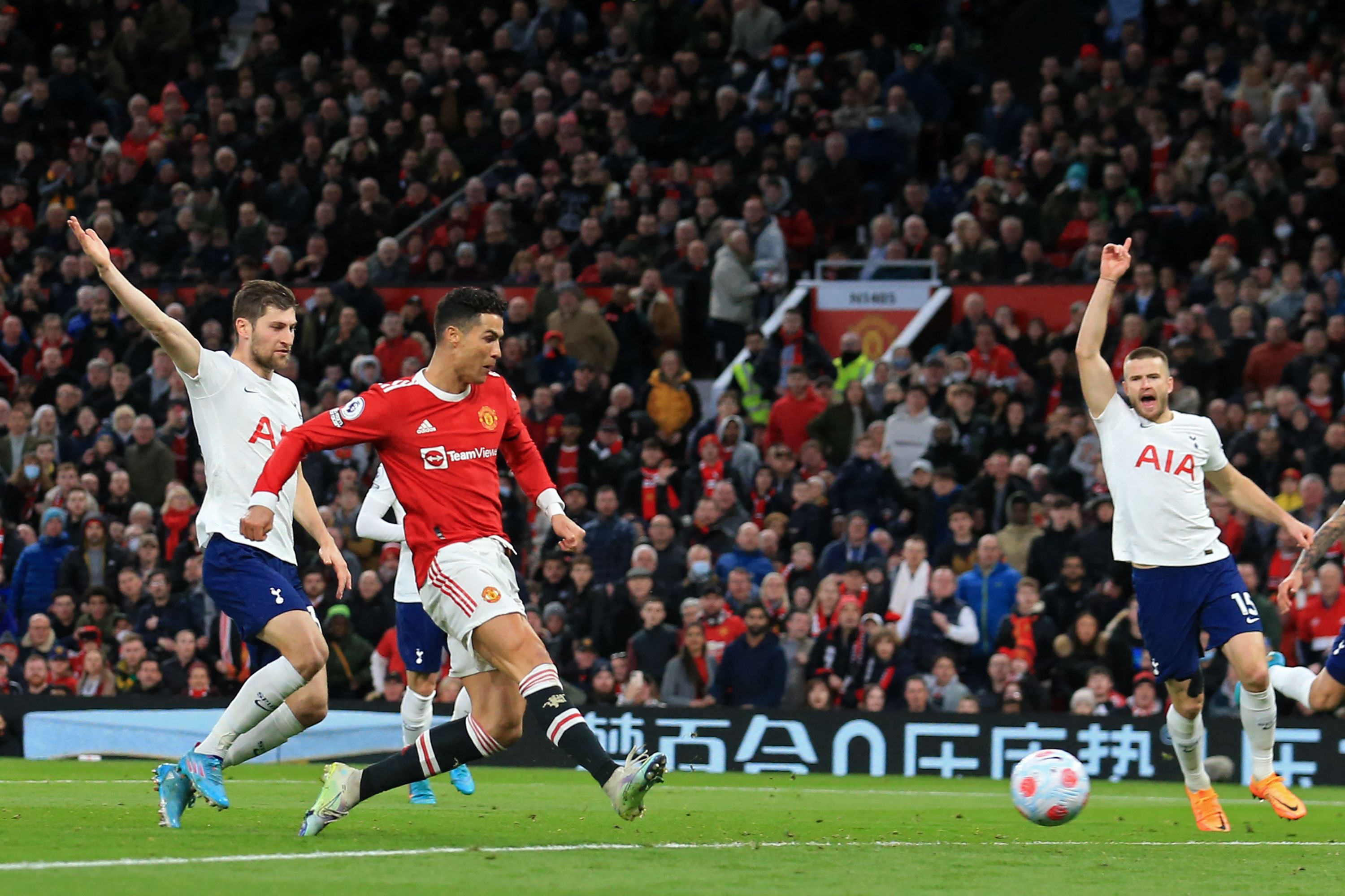 Cristiano Ronaldo anotó 3 goles para la victoria de su equipo en la fecha 29 de la Liga Premier de Inglaterra. (Foto Prensa Libre: EFE)