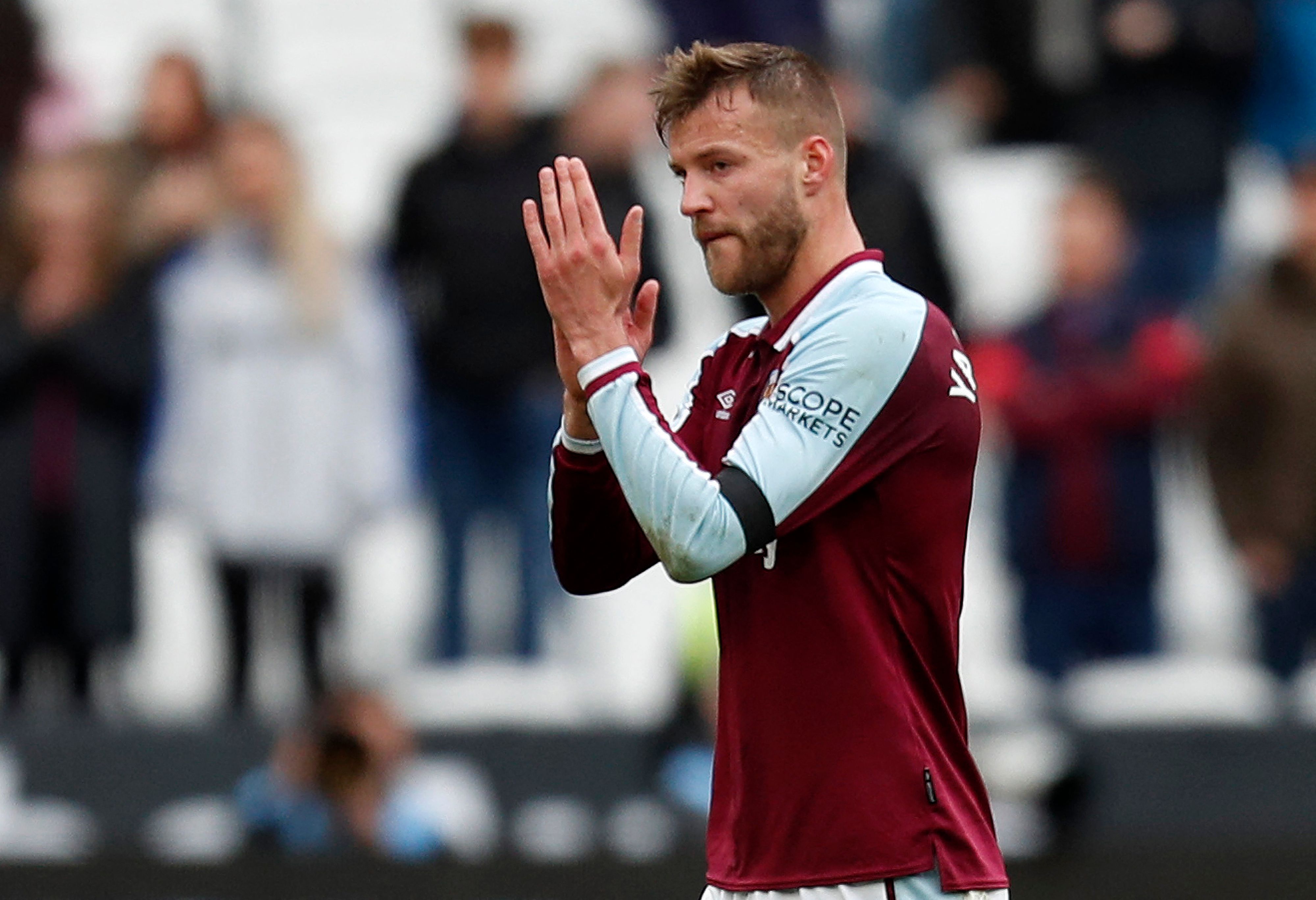 El delantero ucraniano del West Ham Andriy Yarmolenko aplaude a su afición. (Foto Prensa Libre: AFP)