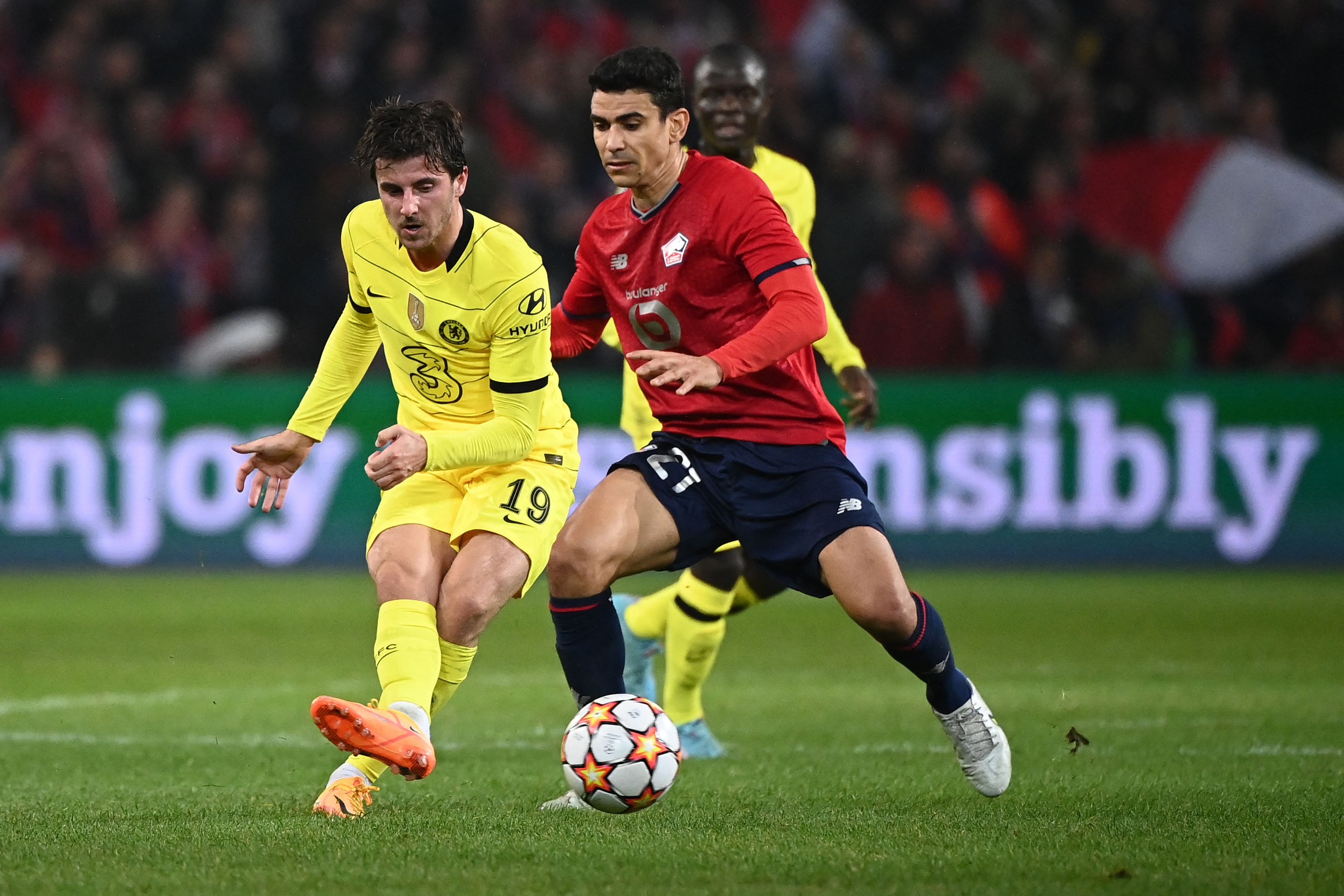 El mediocampista Mason Mount (I) logra dar un pase ante la marca del jugador del Lille, Benjamin Andre  durante el partido que disputaron el 16 de marzo en Francia. Foto Prensa Libre: AFP.