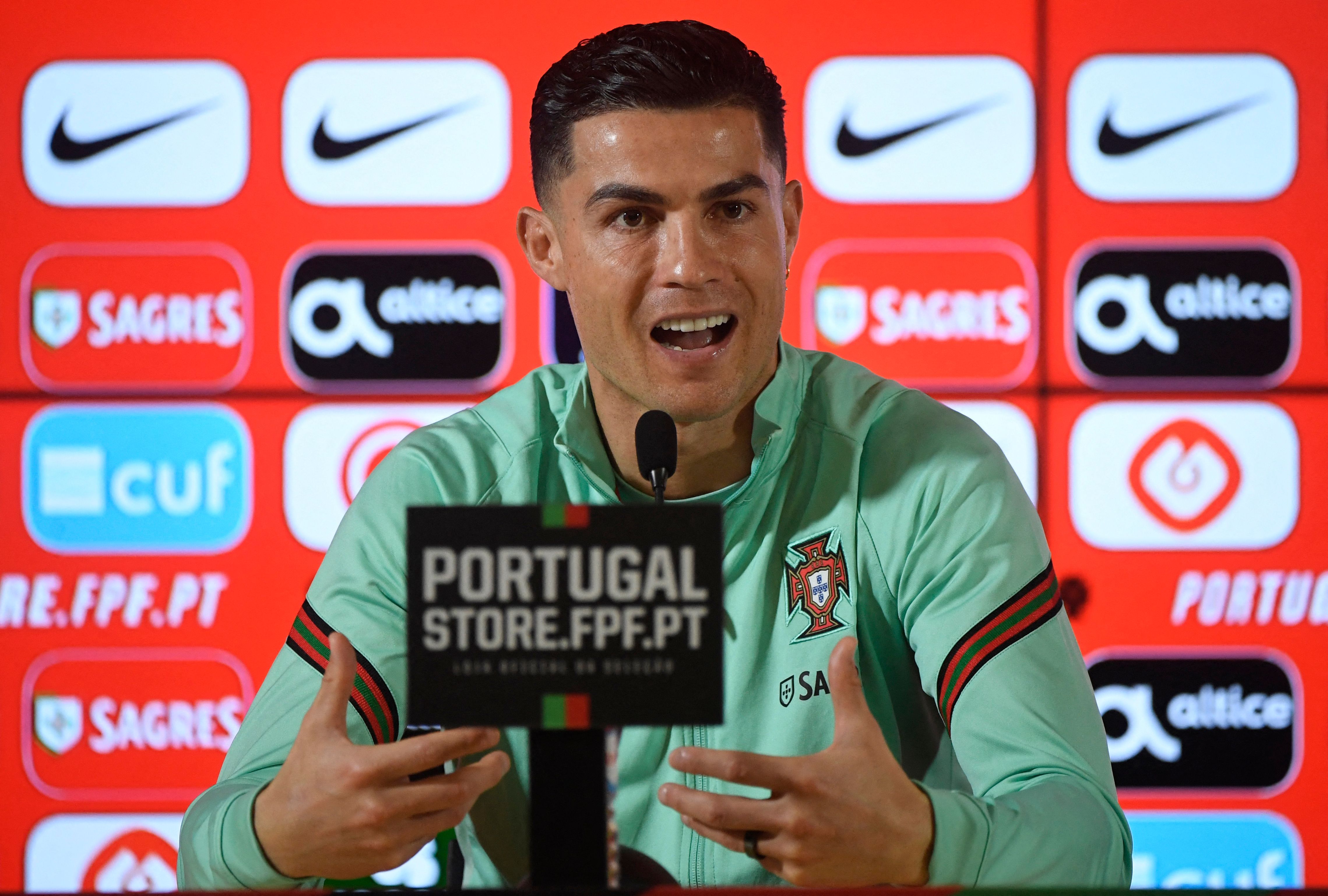 El delantero de la Selección de Portugal, Cristiano Ronaldo, aseguró este lunes 28 de marzo que él decidirá su se retira después del Mundial de Qatar 2022. Ahora, dijo, está enfocado en el duelo ante Macedonia del Norte. Foto Prensa Libre: AFP.