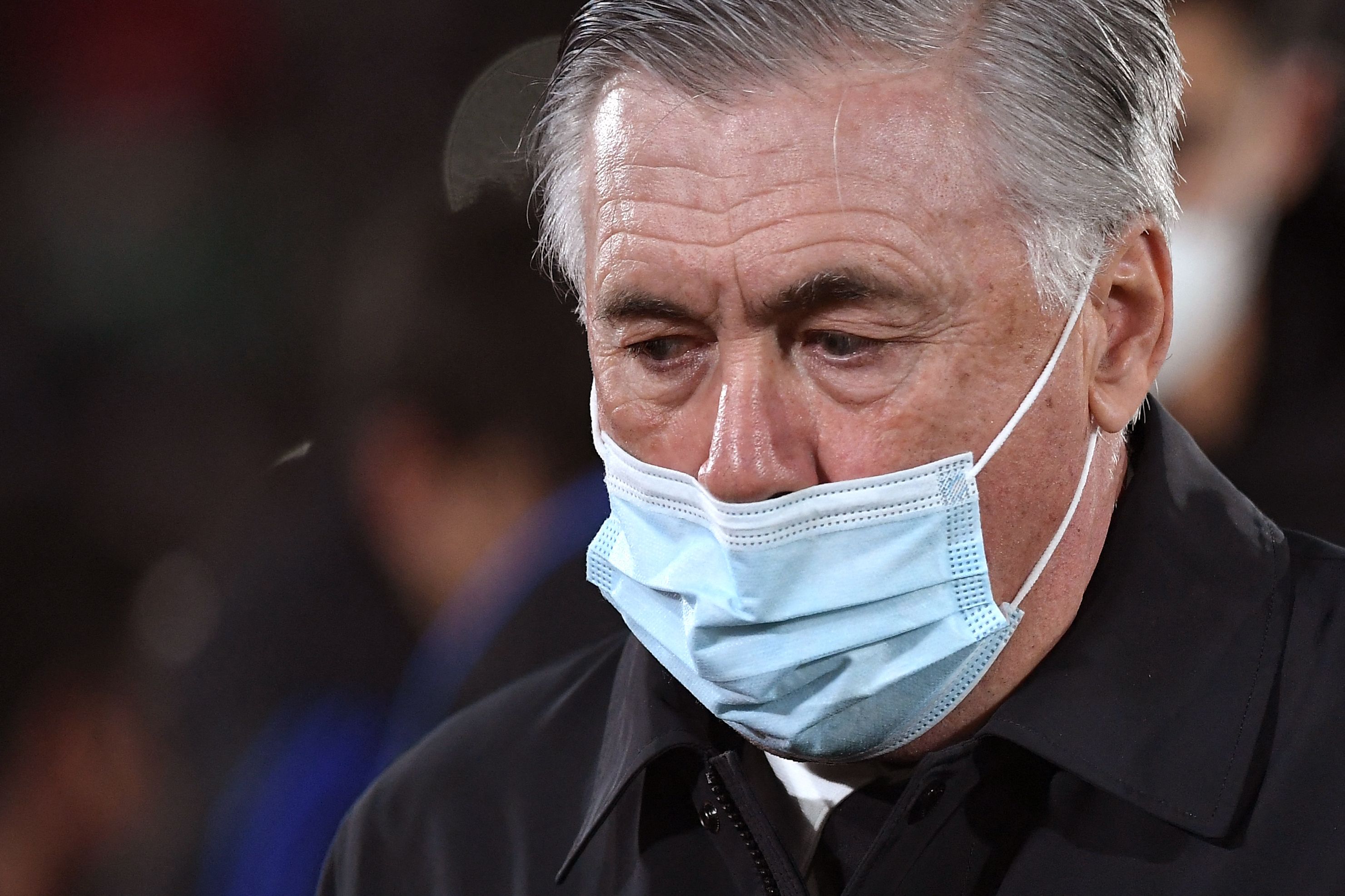 En esta foto de archivo el entrenador italiano del Real Madrid, Carlo Ancelotti, con una mascarilla protectora, observa antes de un  partido de la Copa del Rey. Ancelotti dio positivo de covid-19 y es probable que se pierda el partido ante el Celta de Vigo el sábado. Foto Prensa Libre: AFP.