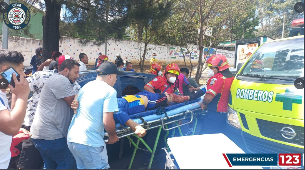 Bomberos y particulares ayudan en el traslado de las personas heridas. Fotografía: Cuerpo de Bomberos Municipales. 