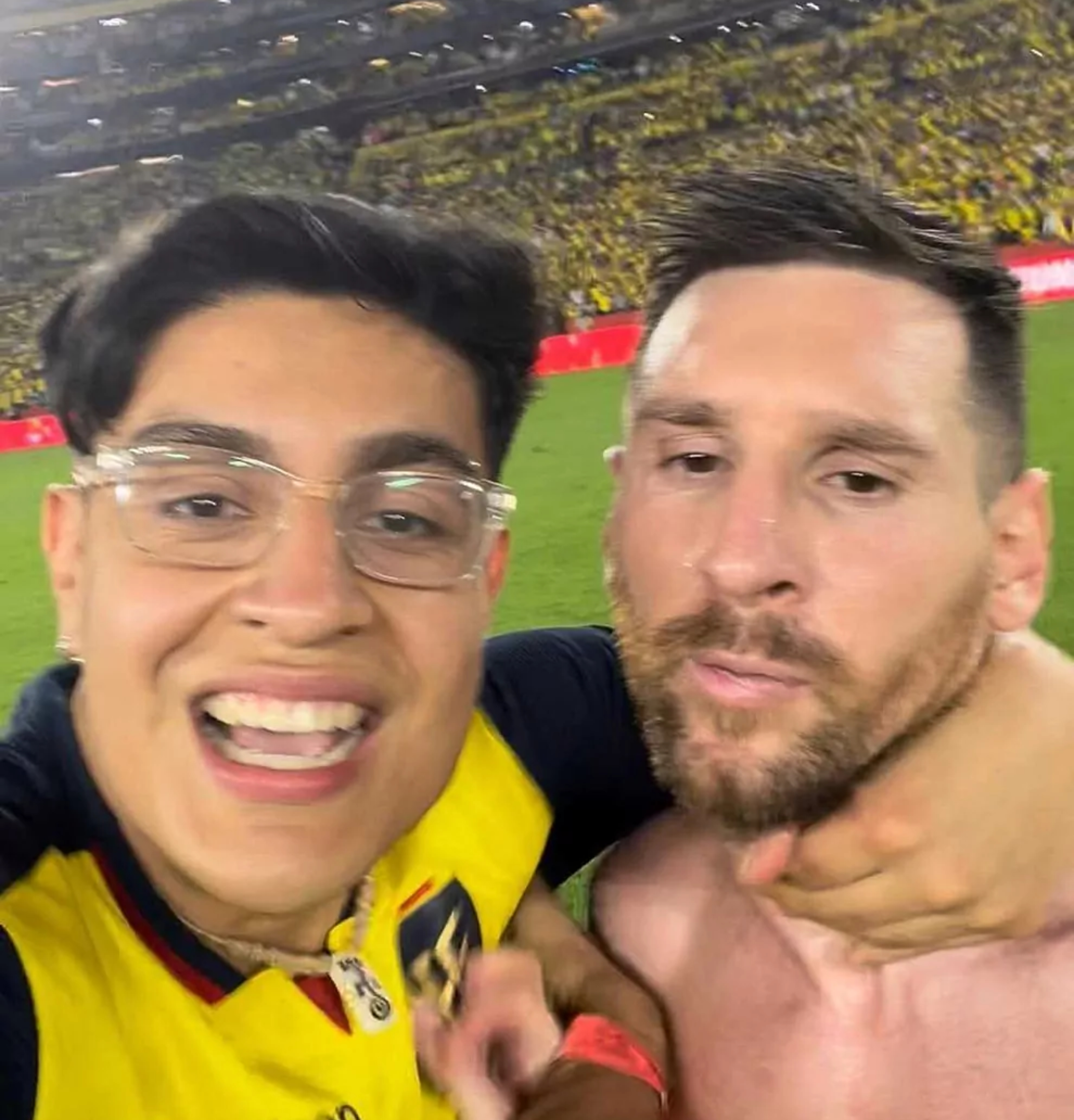 El joven ecuatoriano, Jossue Garzón, evadió la seguridad del Estadio Monumental de Guayaquil y cumplió su sueño de conocer a Lionel Messi en el partido entre Ecuador vs Argentina. Foto @jossuegarzon