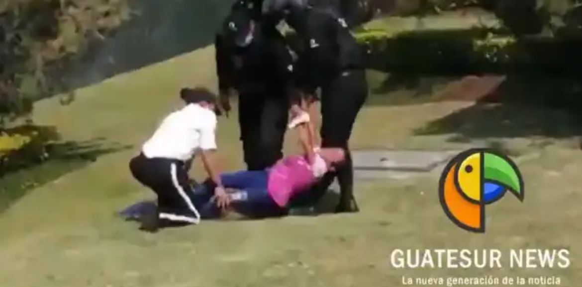 Captura de video del momento en que dos menores de edad son agredidos por guardias de seguridad privada de Ciudad Cayalá. (Foto Prensa Libre: @GuatesurNews)