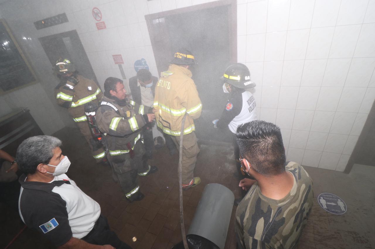 Socorristas controlan el fuego que se originó en uno de los elevadores del centro comercial. (Foto: Bomberos Voluntarios)