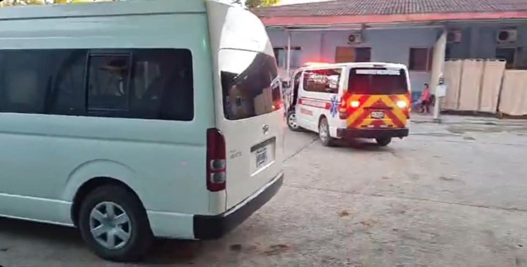 Las estudiantes atacadas a balazos en La Libertad, Petén, fueron trasladadas a la emergencia del Hospital Regional de San Benito, Petén. (Foto Prensa Libre: Tomada de NotiSur Petén)  