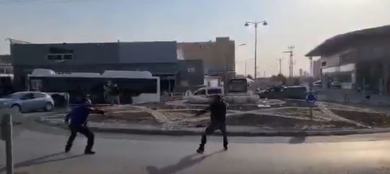 Civiles dispararon contra un hombre que minutos antes había dado muerte a cuatro personas en Israel. (Foto Prensa Libre: Captura de pantalla)