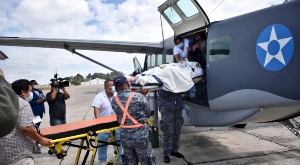 La víctima fue trasladada con respiración mecánica. (Foto Prensa Libre: Ejército de Guatemala)