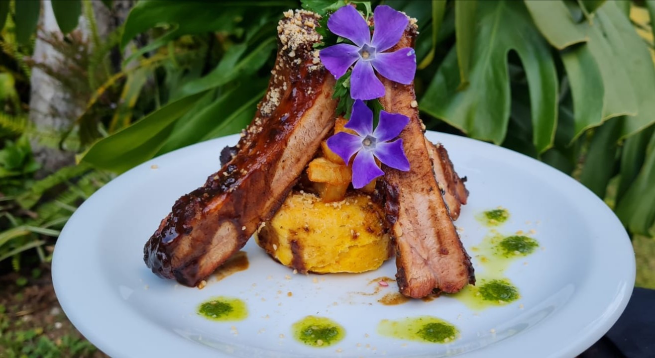 Costillas de cerdo con salsa de café, acompañadas con suflé de güicoy y papas en hierbas aromáticas es un delicioso y completo platillo creado. (Foto Prensa Libre, cortesía de Alfredo Solares)