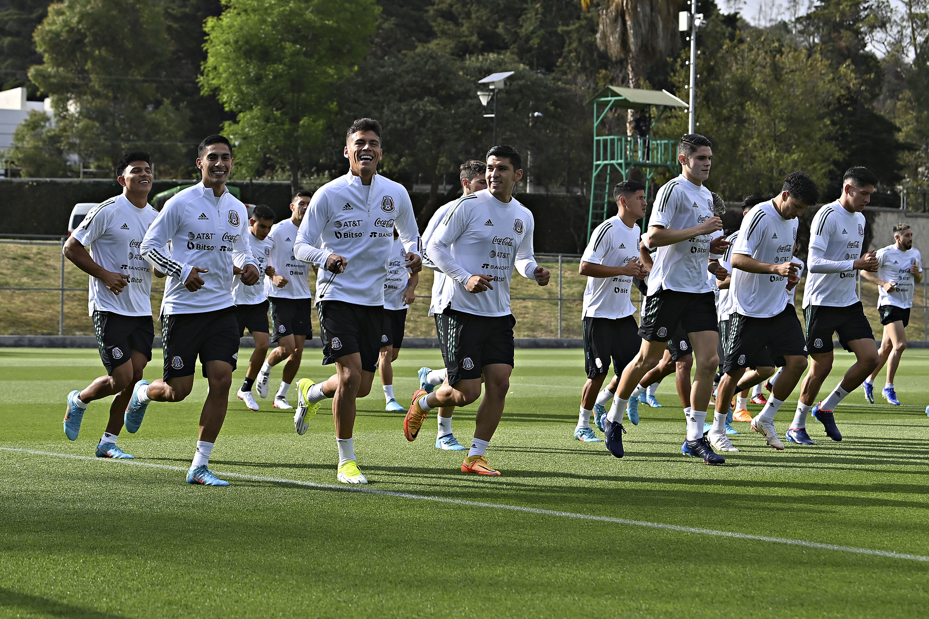 La Selección de México se prepara para enfrentar a Estados Unidos en el Azteca. (Foto Prensa Libre: Twitter @miseleccionmx)