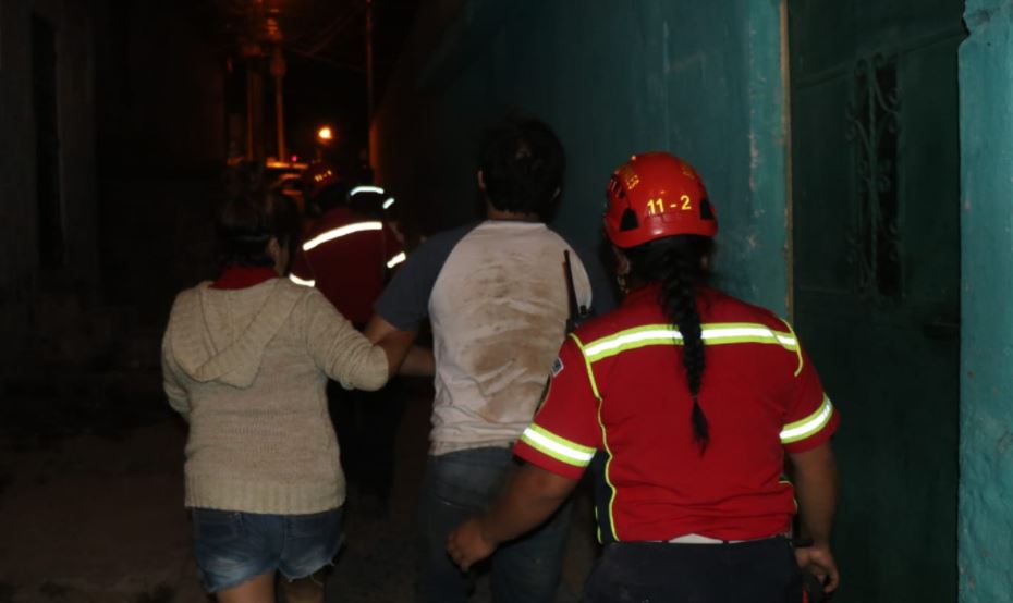 RESCATAN A HOMBRE Y SU PERRO QUE CAYERON EN UN BARRANCO