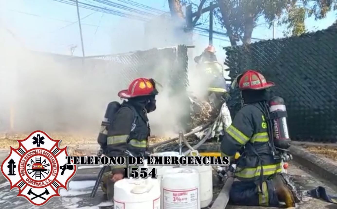 Socorristas sofocan incendio en una bodega de material reciclado en km 19 de la ruta al Pacífico. (Foto Prensa Libre: Bomberos Municipales Departamentales)