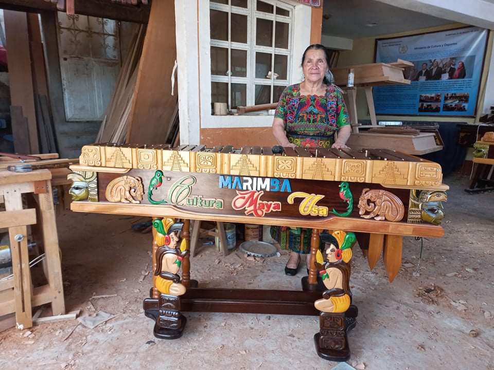 Lorenza de Canastuj es un pilar en el negocio familiar de la marimbas en Totonicapán.  (Foto Prensa Libre: cortesía familia Canastuj)