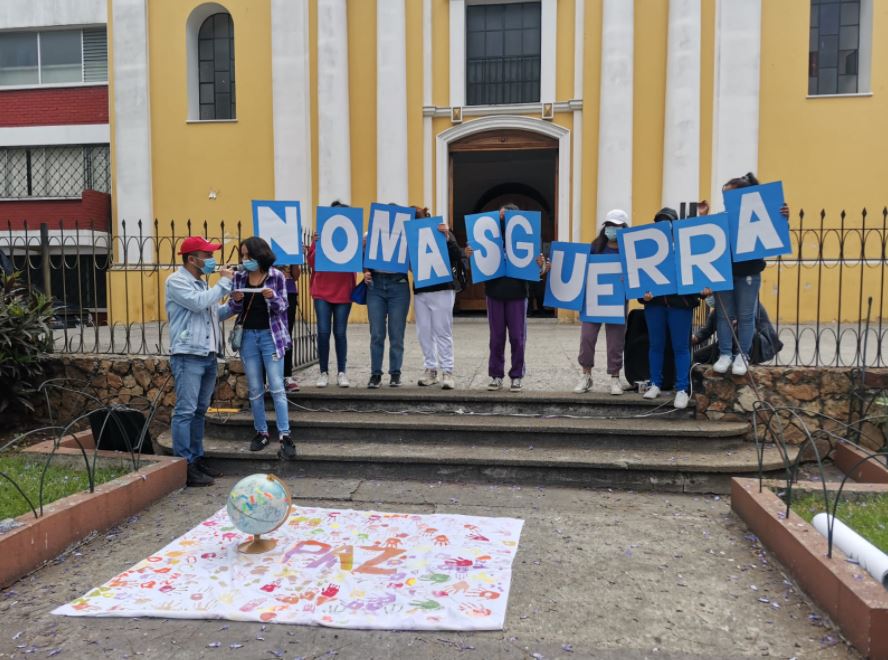 Niños portan carteles en contra de la guerra en Ucrania, en una marcha que recorrió la 6a. avenida, de la zona 1. (Foto Prensa Libre: Roberto López)