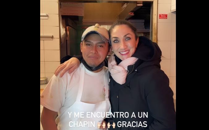 Maco junto a Mirciny Moliviatis en pizzería en Nueva York